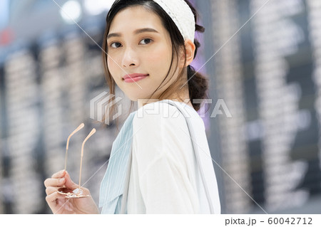空港 旅行 女性 ポートレート サングラス 空港 旅行 女性 ポートレート サングラス 60042712