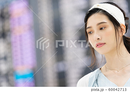 空港 旅行 女性 ポートレート サングラス 空港 旅行 女性 ポートレート サングラス 60042713