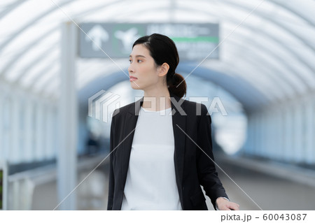 女性 ビジネス 出張 女性 ビジネス 出張 60043087