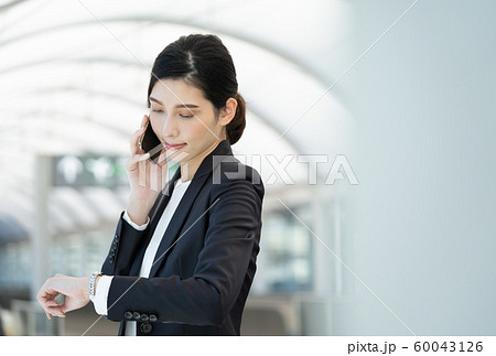 女性　ビジネス　出張 60043126