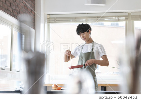 料理をする若い男性 料理男子 イメージ 料理をする若い男性 料理男子 イメージ 60043453