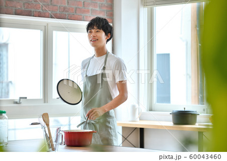 料理をする若い男性　料理男子　イメージ 60043460