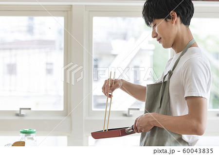 料理をする若い男性　料理男子　イメージ 60043835
