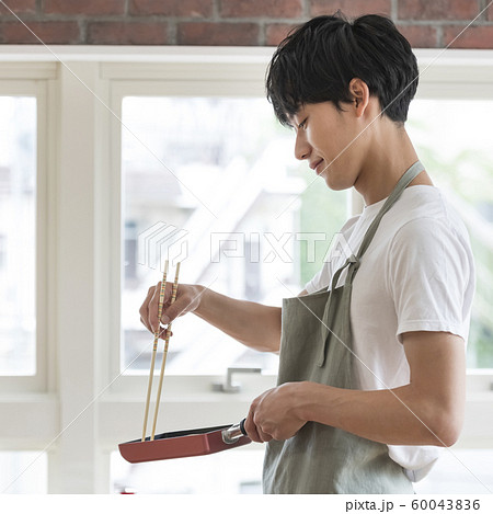 料理をする若い男性　料理男子　イメージ 60043836