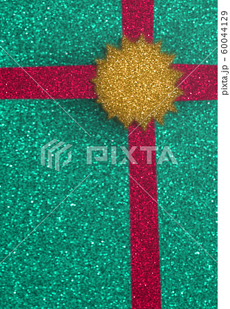 キラキラ素材で作った趣のあるプレゼント背景 60044129