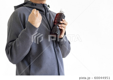 ペットボトルを持っている灰色のジャージを着た男性 ペットボトルを持っている灰色のジャージを着た男性 60044951