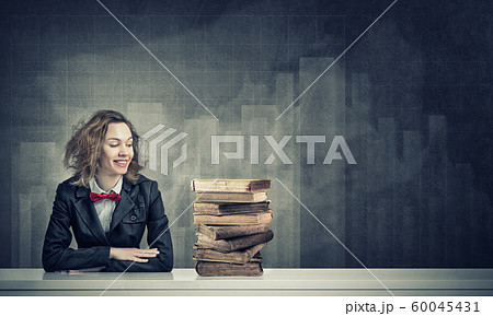 She is studying hard She is studying hard 60045431