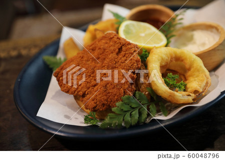 Fish and chips 60048796
