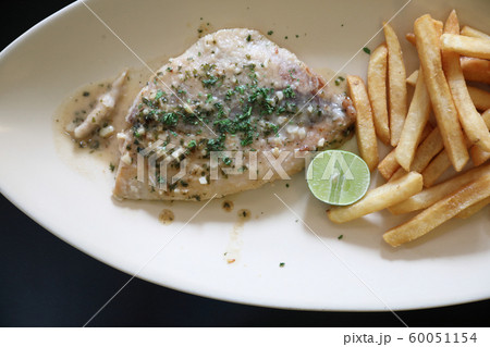 Halibut fillet steak with chips 60051154