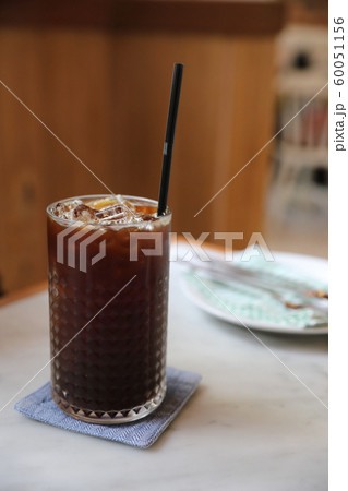 Ice americano coffee in coffee shop 60051156