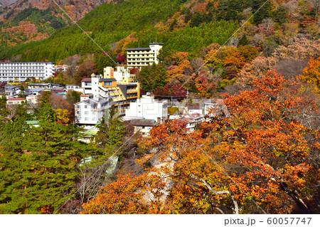 秋の紅葉に染まる塩原温泉 秋の紅葉に染まる塩原温泉 60057747