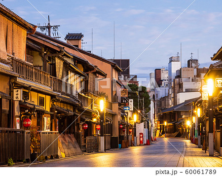 京都 祇園 花見小路 夜明け前 京都 祇園 花見小路 夜明け前 60061789