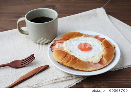 ベーコンエッグパン 惣菜パンとホットコーヒー 朝食 テーブル 60063709