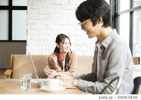 カフェで休憩する女性 60063836