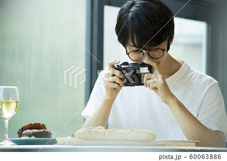 料理男子　カメラ撮影　趣味 60063886