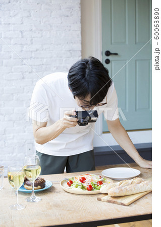 料理男子　カメラ撮影　趣味 60063890