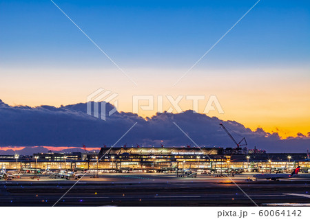東京国際線ターミナル　夕景 60064142