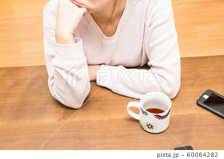 頬杖つく女性 60064282