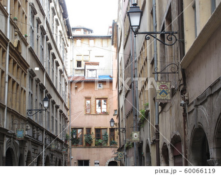 リヨン旧市街・ジュイヴリー通り 60066119