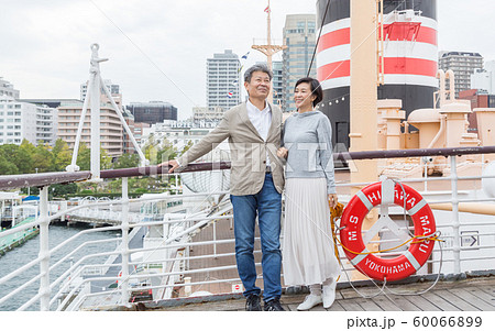 横浜夫婦旅行 山下公園界隈で昔新婚旅行で来た思い出を語る仲の良い夫婦 横浜夫婦旅行 山下公園界隈で昔新婚旅行で来た思い出を語る仲の良い夫婦 60066899