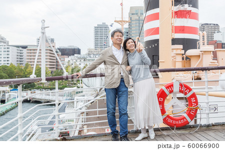 横浜夫婦旅行 山下公園界隈で昔新婚旅行で来た思い出を語る仲の良い夫婦 60066900