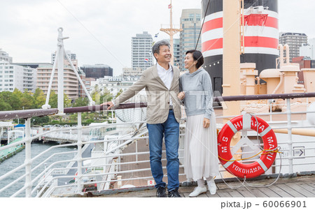 横浜夫婦旅行 山下公園界隈で昔新婚旅行で来た思い出を語る仲の良い夫婦 横浜夫婦旅行 山下公園界隈で昔新婚旅行で来た思い出を語る仲の良い夫婦 60066901