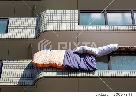 布団が干されたバルコニー 60067343