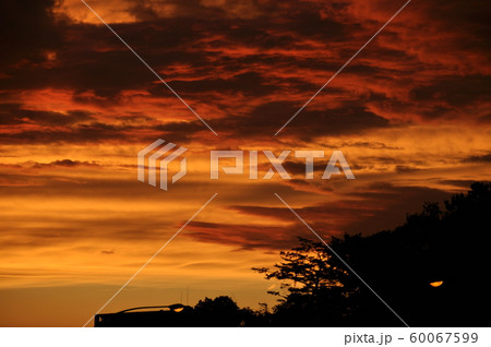 空模様 秋の真っ赤な秋の夕焼け 背景イメージ 空模様 秋の真っ赤な秋の夕焼け 背景イメージ 60067599