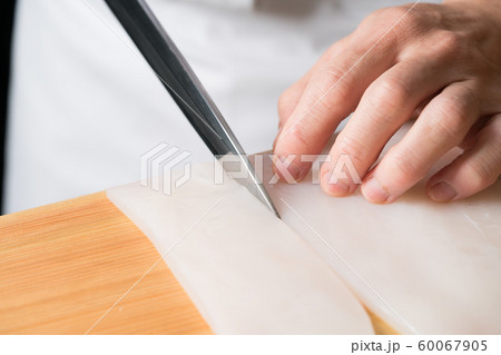 烏賊の刺身を引く板前 60067905