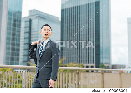 ビジネスマン（若い男性、高層ビル、屋外、バッグ 60068001