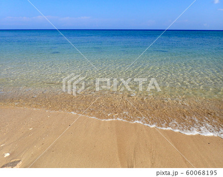クリスタルブルーの海 60068195