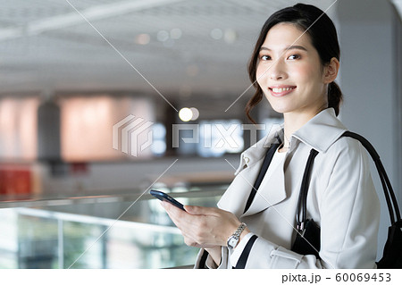 女性 ビジネス スマホ 女性 ビジネス スマホ 60069453