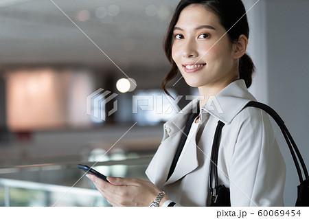 女性 ビジネス スマホ 女性 ビジネス スマホ 60069454