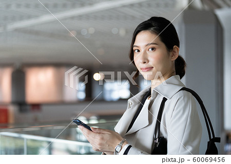 女性 ビジネス スマホ 女性 ビジネス スマホ 60069456