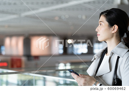 女性 ビジネス スマホ 女性 ビジネス スマホ 60069462