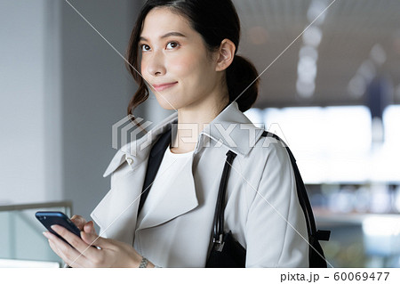 女性 ビジネス スマホ 女性 ビジネス スマホ 60069477
