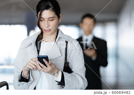 女性 ビジネス スマホ 女性 ビジネス スマホ 60069482