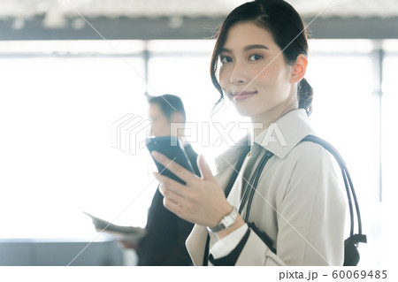 女性 ビジネス スマホ 女性 ビジネス スマホ 60069485