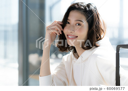 女性 旅行 空港 女性 旅行 空港 60069577