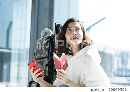 女性　旅行　空港　スマホ　パスポート 60069591