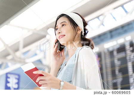 女性 旅行 フライトインフォメーション 待ち合わせ 女性 旅行 フライトインフォメーション 待ち合わせ 60069605