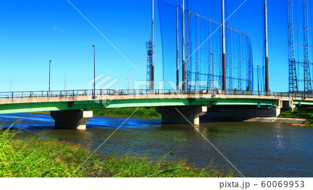 台風19号が関東を直撃した翌朝（2019年10月13日）の新芝川の風景 60069953