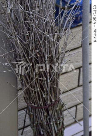 古びた竹箒 60071215