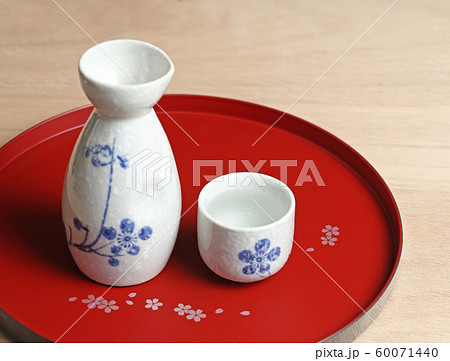 日本酒(和風のお盆の上に置かれた徳利と御猪口) 60071440