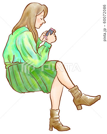 座ってスマホを見る女性 60072086