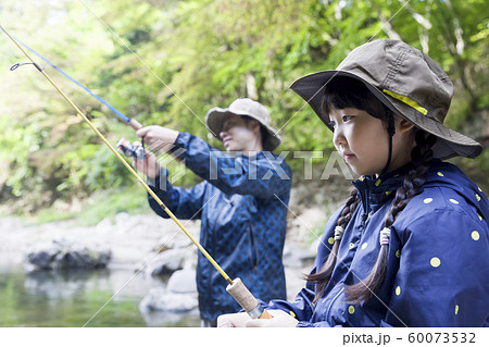 渓流釣りイメージ 親子 ファミリー 渓流釣りイメージ 親子 ファミリー 60073532