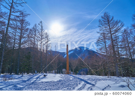 冬の長野県蓼科の白樺高原国際スキー場のゴンドラ頂上駅付近の御柱と蓼科山 60074060