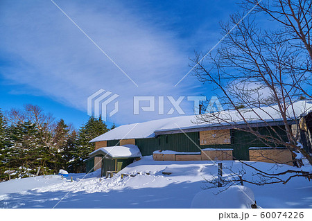 冬の長野県 蓼科山の将軍平にある休業中の山小屋 60074226