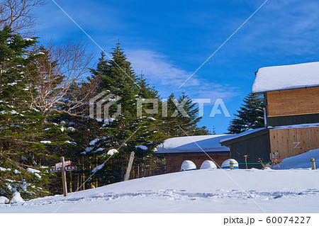冬の長野県 蓼科山の将軍平にある休業中の山小屋と道標 60074227