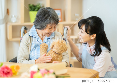 アニマルセラピー　介護イメージ　シニア　デイケア　介護福祉士　老人ホーム 60075311